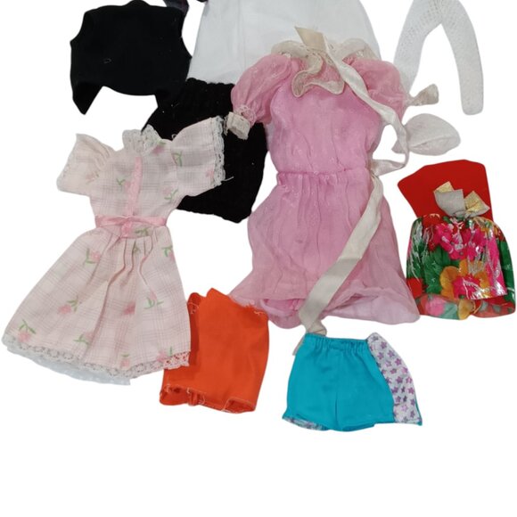 Vintage Barbie Clothing 46 Pieces - Dresses, Shorts, Leggings, Pants, Hangers - Picture 4 of 10
